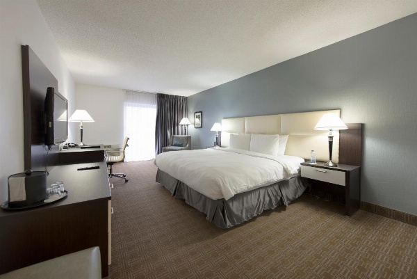 Toronto Don Valley Hotel and Suites image 2